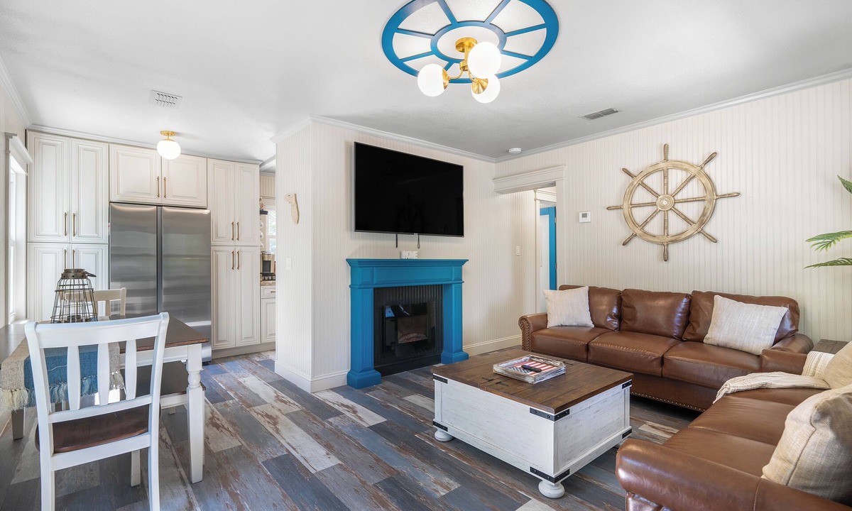 Pensacola House | * New In-ground pool * Dog Friendly! * 2 miles from NAS, 12 miles to Pensacola Beach * 2 Bedrooms- Both Queen Beds * Astro Turfed & Concrete Yard * Washer & Dryer * Fire Pit * Smart TVs in Living Room & Primary Bedroom * Outd