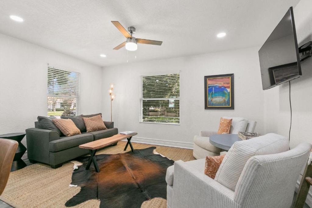 Courier City - Oscawana Apartment | NEW SoHo Sanctuary - Gorgeous Apartment Steps to S Howard Ave with Fenced Yard