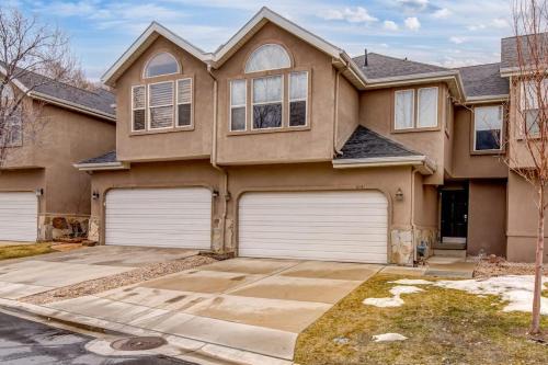 Cottonwood Heights House | Newly remodeled home with arge private hot tub fireplace & nearby park
