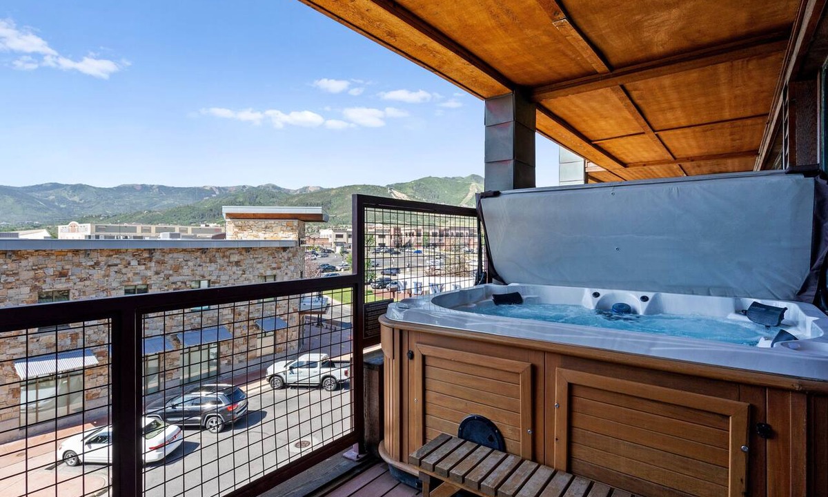 Kimball Junction Condo | Newpark 305-A | Private Hot Tub | Kitchenette | Olympic Park & Mtn View | Fireplace | Pool & Hot Tub