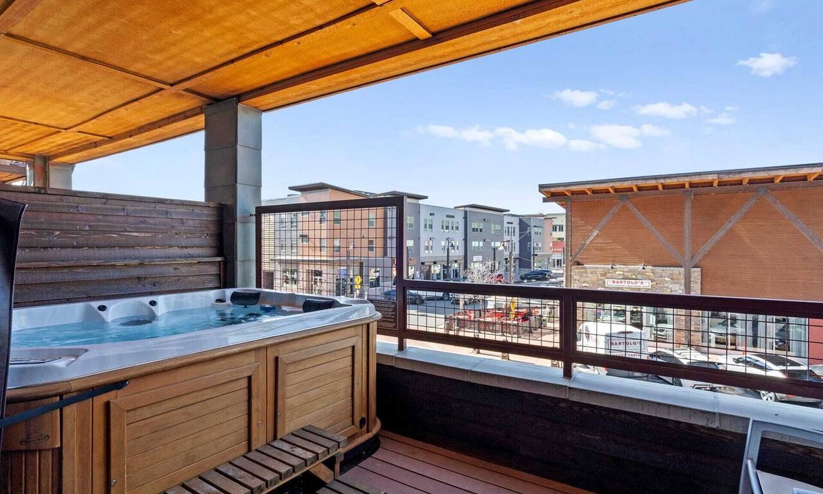 Kimball Junction Condo | Newpark 406-A | Private Hot Tub | Kitchenette | Olympic Park & Mtn Views | Fireplace | Top Floor