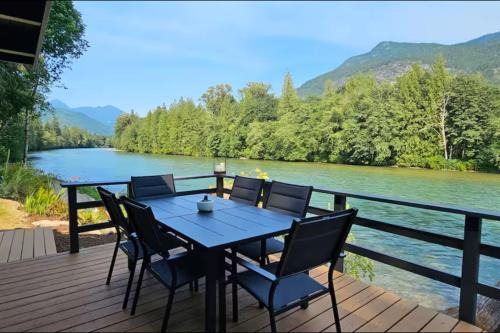 Marblemount House | North Cascades Riverhouse retreat - hot tub, sauna