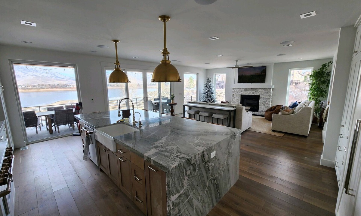 Ogden House | ♥️ of Huntsville/Brand new large home on lake/Minutes from Snow Basin/Hot tub