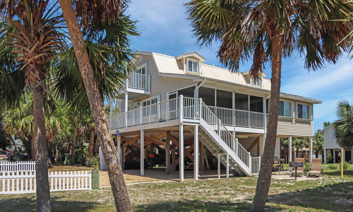 Indian Pass House | ☀️🌴Palmetto Breeze: Beach View Decks | Walk to the Beach | Outdoor Dining