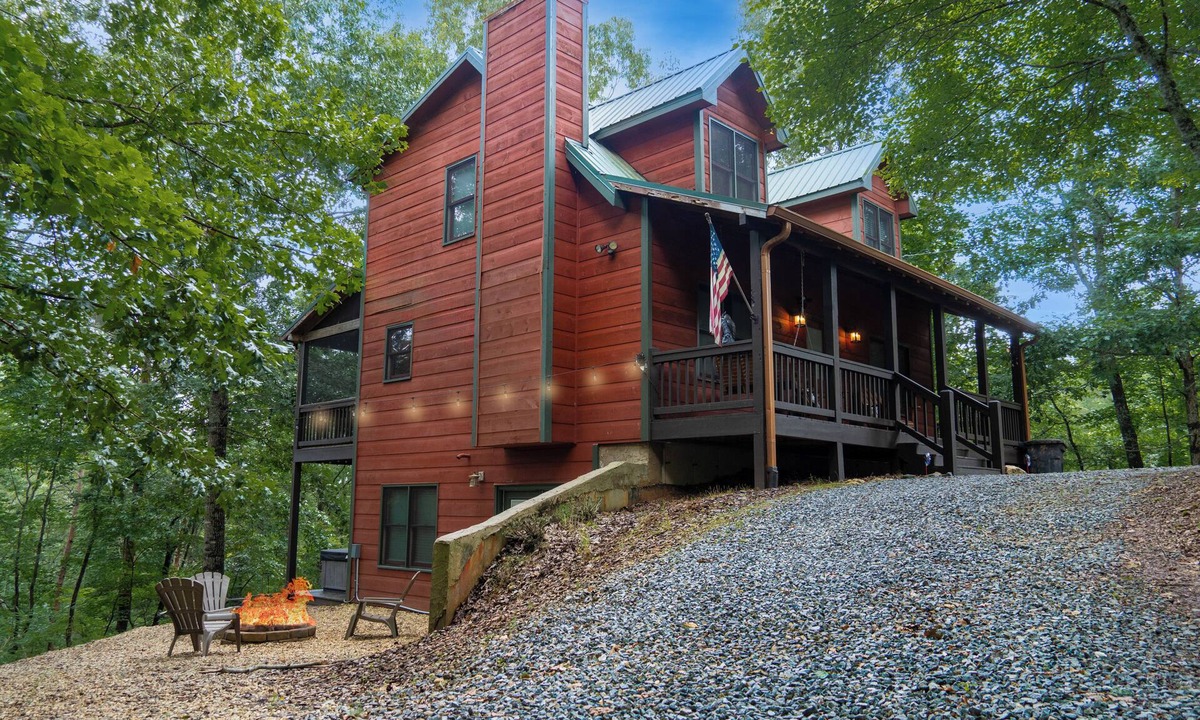Ellijay Cabin | Peaceful Retreat~7 mins to town~Hot Tub,Fire Pit,Game Room, Fireplace & More!