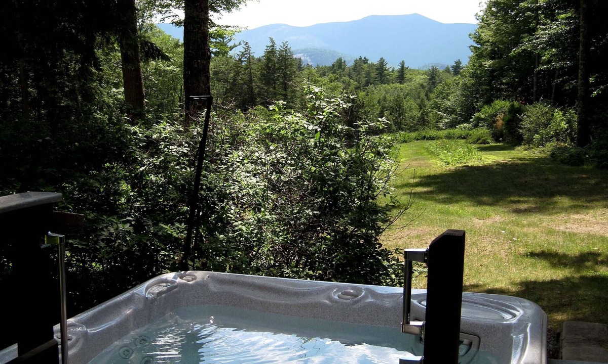 Intervale House | Perfect Location with Jacuzzi! 10 min. to Storyland, 15 min. to Outlet shopping.