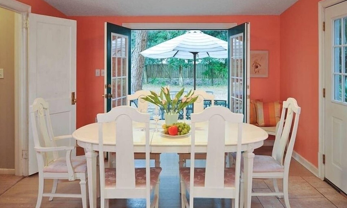 Kings Terrace House | Pet friendly cottage w large fenced yard. Available weekly, monthly or nightly!