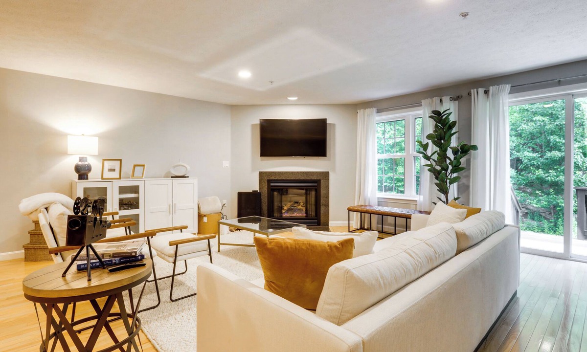 Leominster House | Pet-Friendly Fitchburg Townhome Near Wachusett Mtn