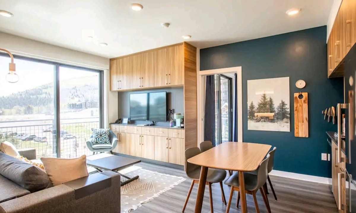 Park City Condo | Pet Friendly-Modern 1 bedroom- Pool, Hot Tub, Gym