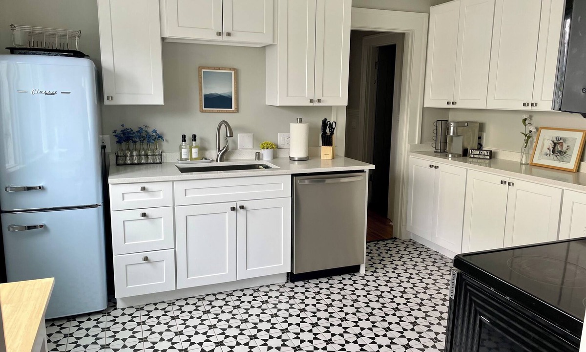 Everett Cottage | Pine Arch Cottage - a bright, airy, clean 2BR home near Everett Marina