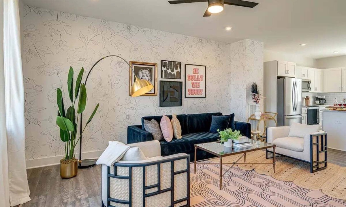 Whitebridge House | Pink Pearl 5629 & 5631–Near Broadway–Sleeps 16