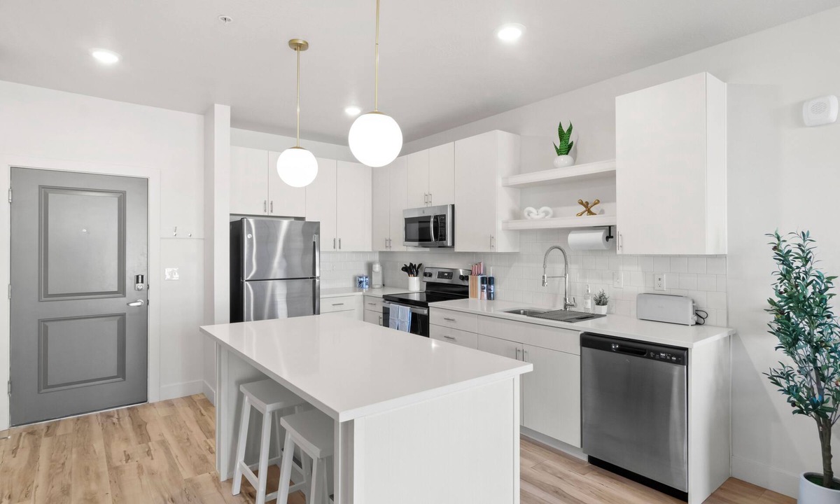 People's Freeway Apartment | Pool, Gym, BBQ + Free Parkin. 1 MIN Walk To TRAX