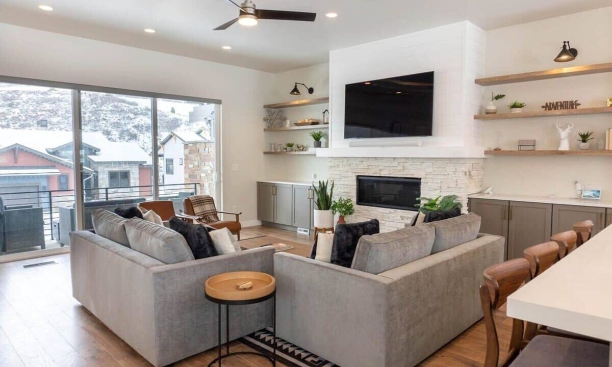Deer Mountain Condo | Pristine 3BR w/Hot Tub - 15min to Park City!