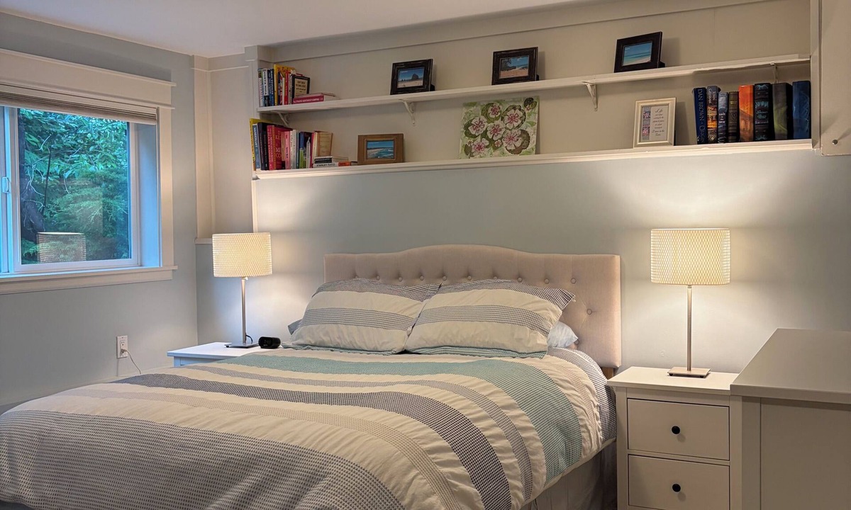 Lake Forest Park Apartment | Private guest suite, close to Link light rail, Kenmore Air, and Town Ctr