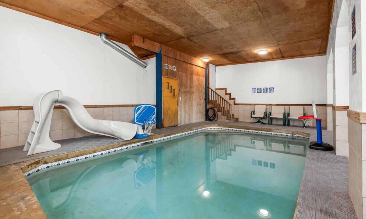 Lakeview House | Private Indoor Pool/HT - Sleeps 16 - Game Room