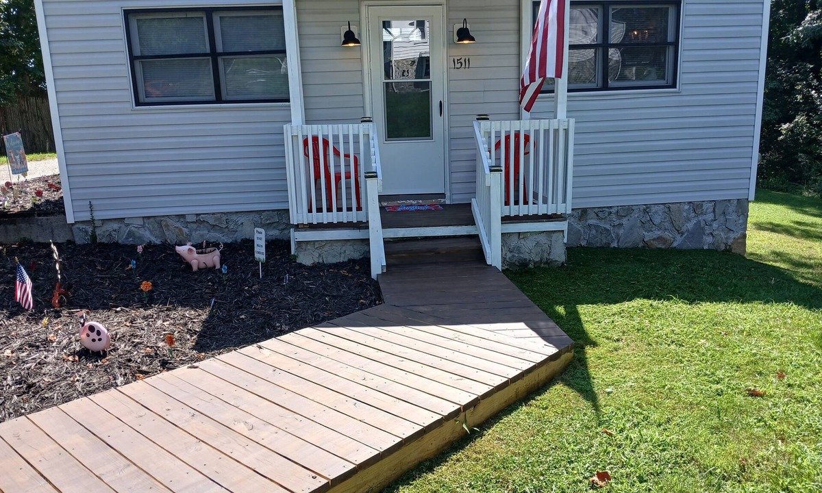 Mount Airy House | PROMO 10% WEEKLY/20% MONTHLY Pet Friendly, Home, private fenced yard.