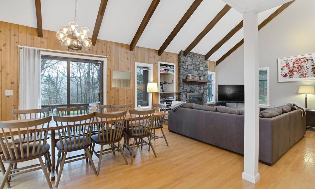 West Hartford House | Quechee House with Hot Tub, Game Room & Golf Views