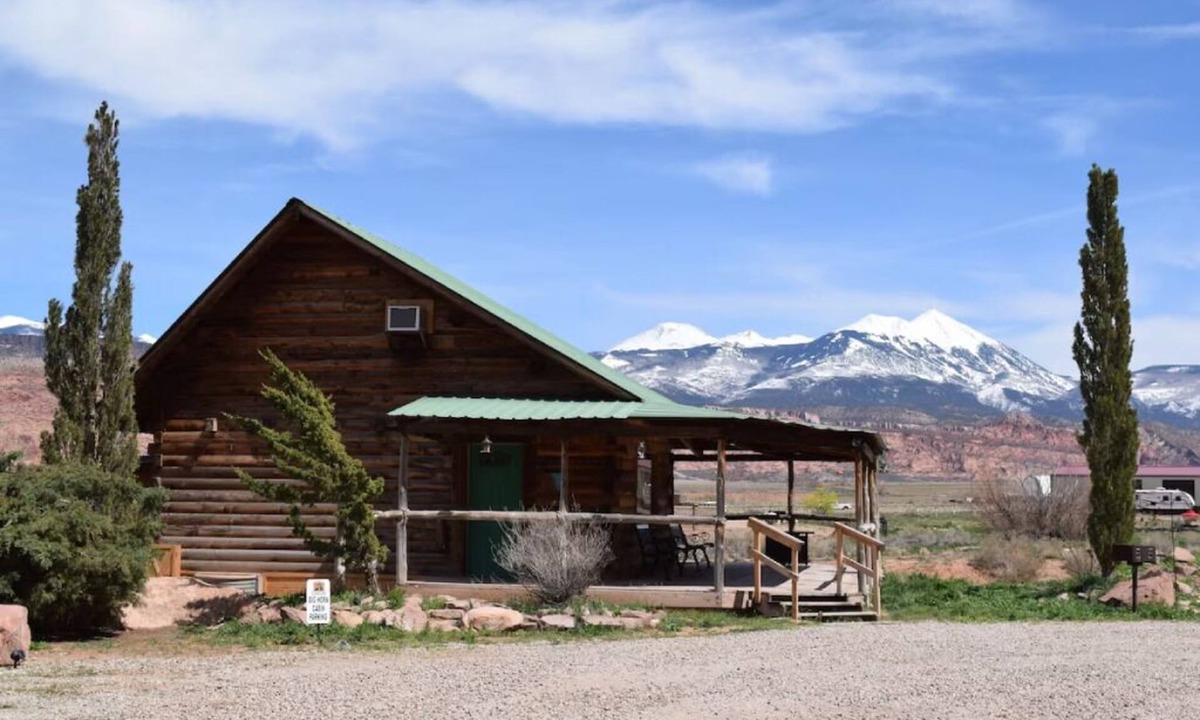 Moab South Valley Cabin | Red Desert's Big Horn Log Cabin, close to Arches and Canyonlands National Parks.