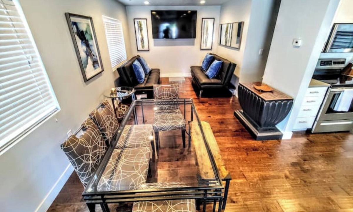 South Salt Lake House | Reflection Bnb - 3 Kings, 4 Tvs, 2 Baths, Garage