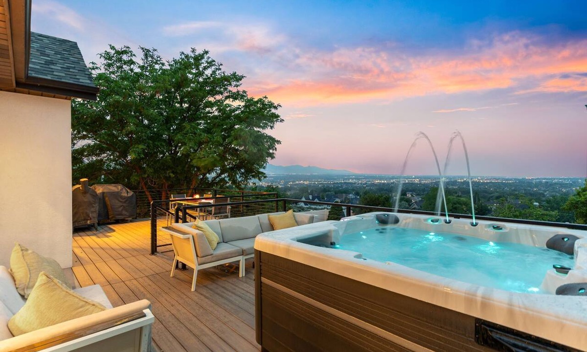 Draper House | Remodeled 4BDR Home with Valley Views & Hot Tub