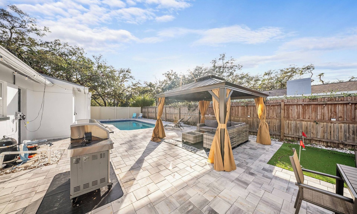 Carrollwood House | Resort Pool Oasis: King Beds, Hammock, Mini-Golf, Grill, and Wheel of Fortune!