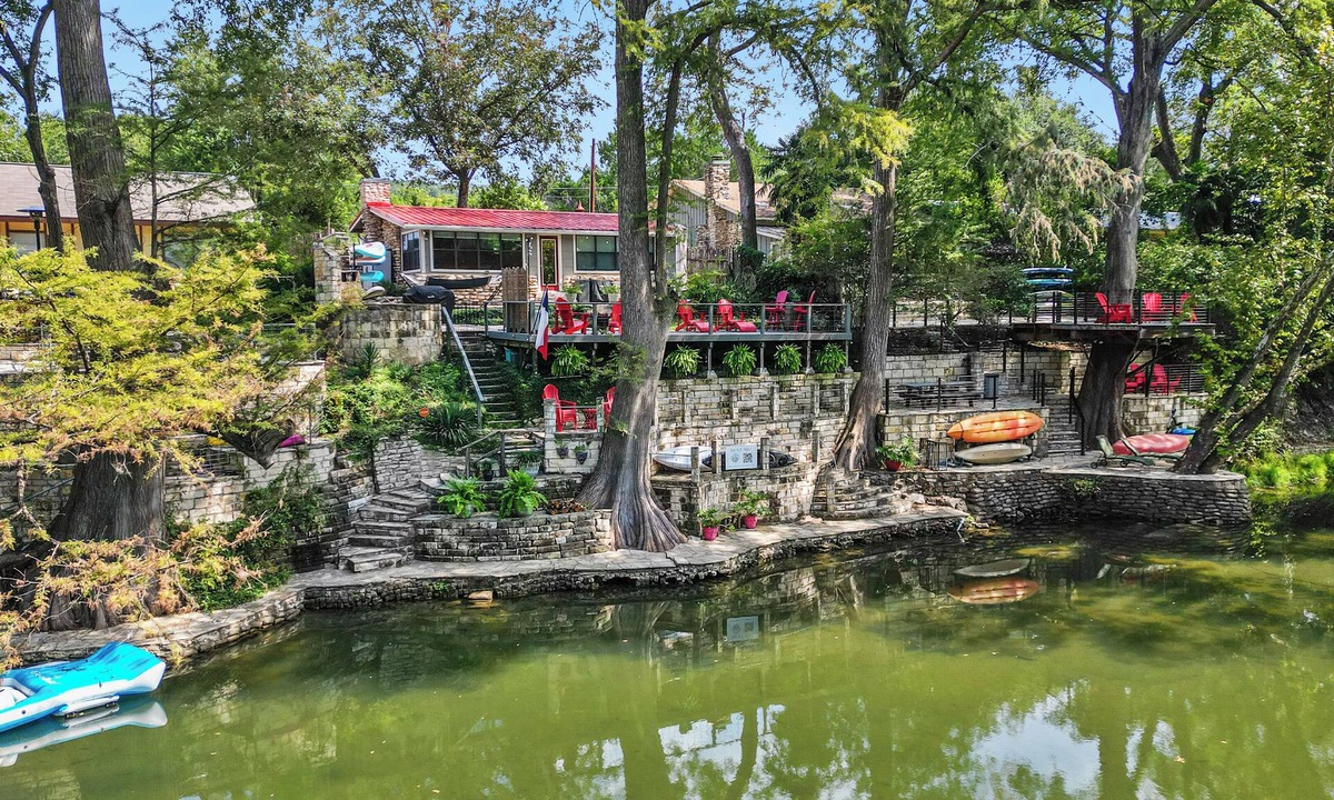 Canyon Lake House | Riverhaus on the Guadalupe:Kayaks, SUP, Canoe - Sleeps 8, King beds