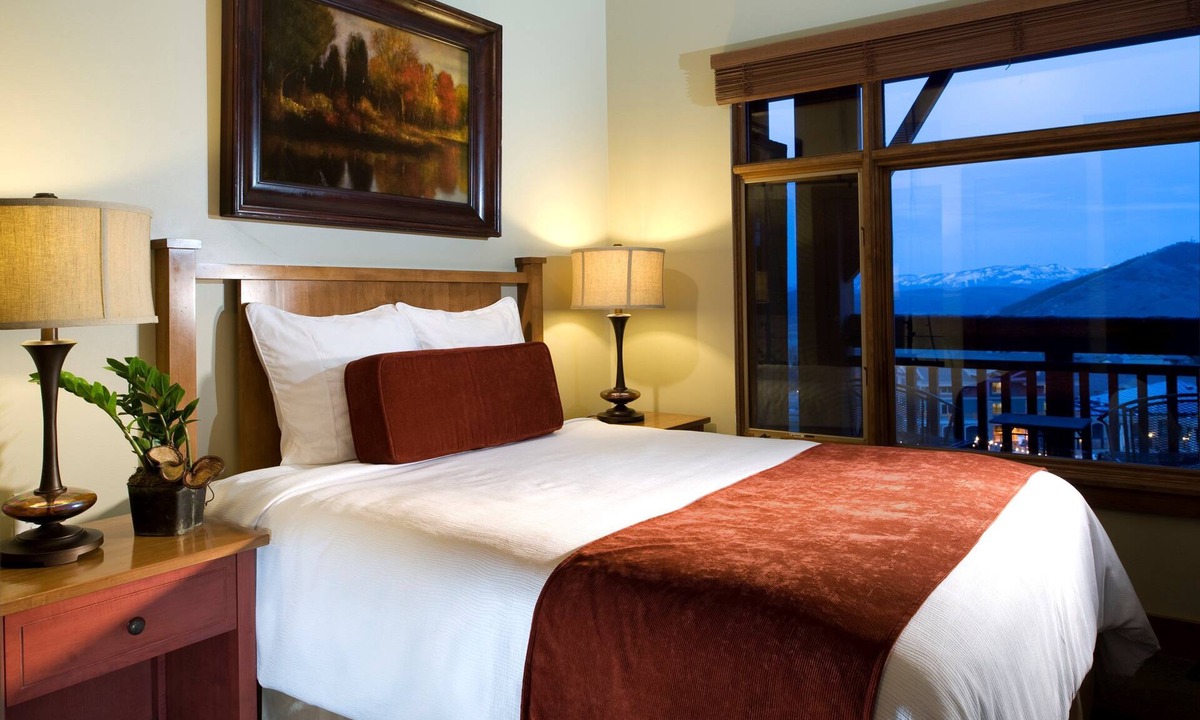 Park City Cabin | Room with Ski-in/Ski-out Access | Rooftop Hot Tub