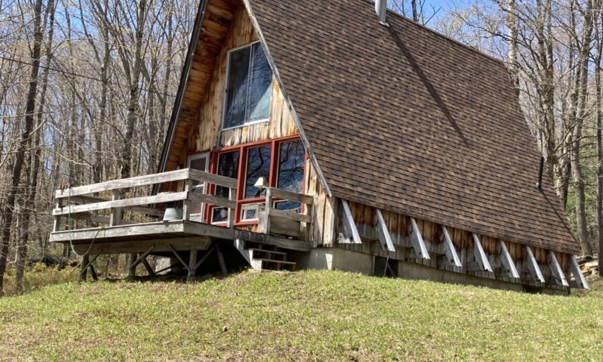 Plymouth Cabin | Rustic Cabin Minutes From Okemo - Views of Lake Ninevah, Nestled In Mt. Holly