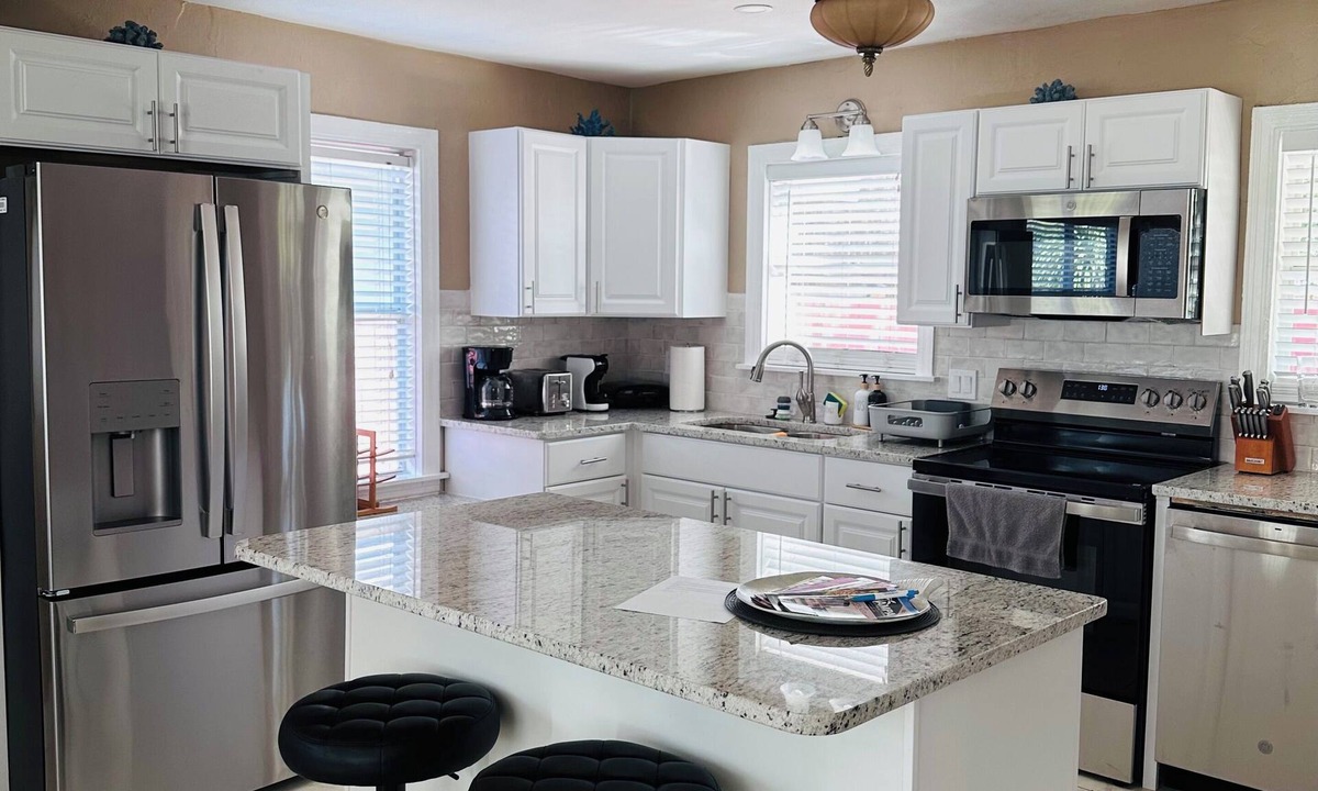 South Seminole Heights House | Seminole Heights Retreat. Walk to Cafés & Bars