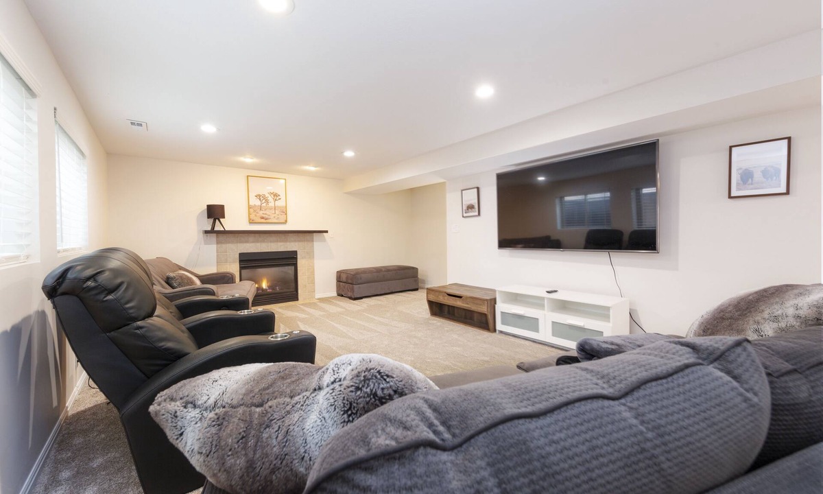 Sandy Apartment | Ski & Hiking l Summer Pool l King Beds l Large Apartment l Mountain Views