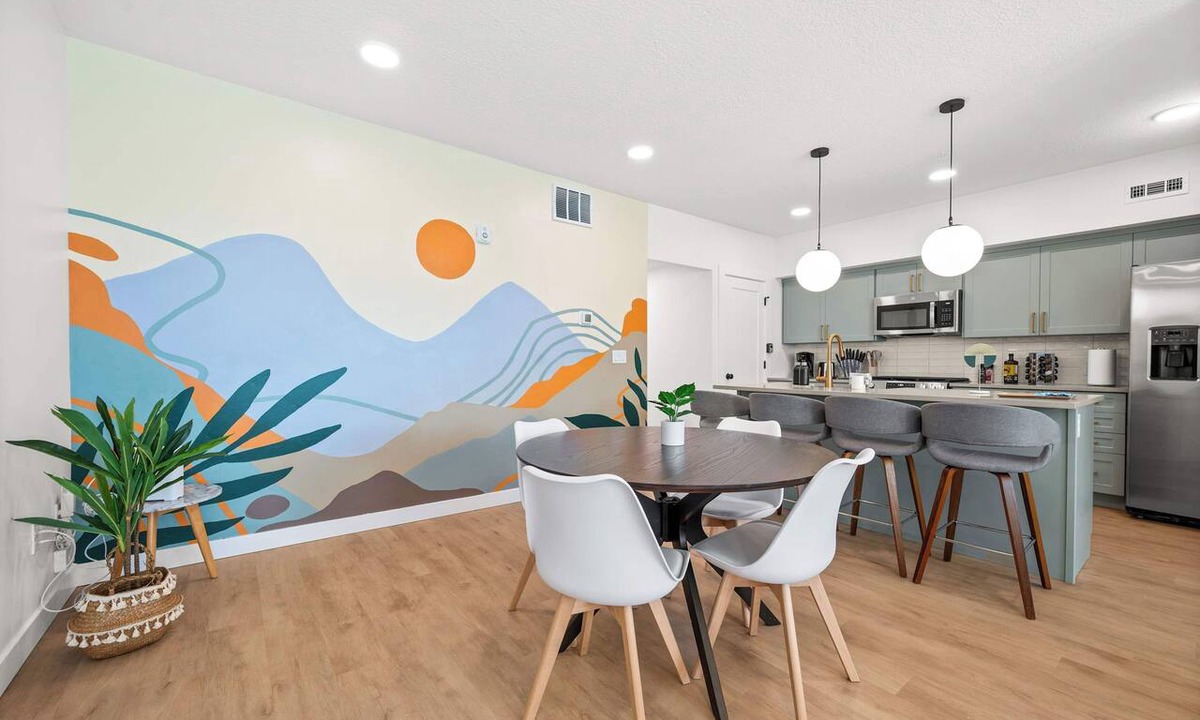 People's Freeway Condo | SLC - Airport - 2BR Townhome King BD - Garage