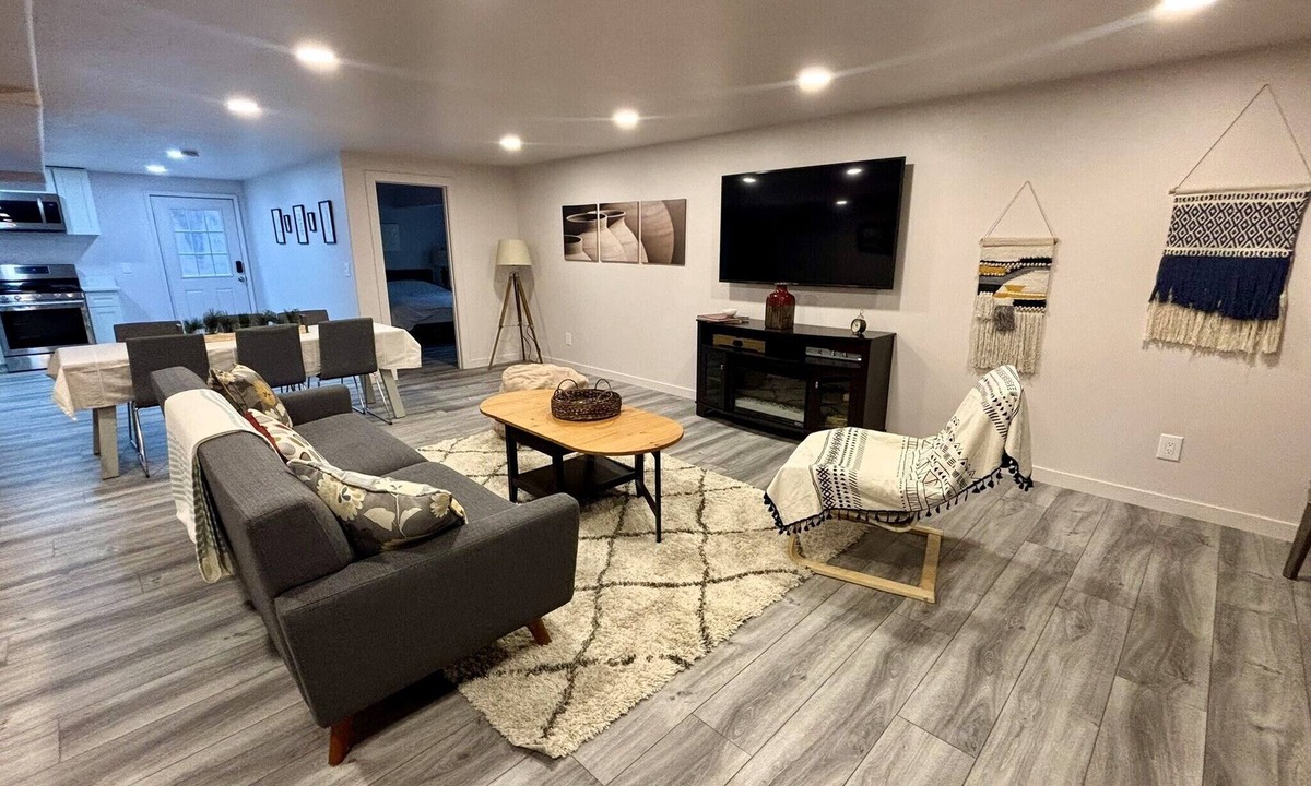 Salt Lake County Apartment | SLC - Peaceful & Spacious 3-Bedroom 1 Bath Bsmt APT in delightful West Jordan