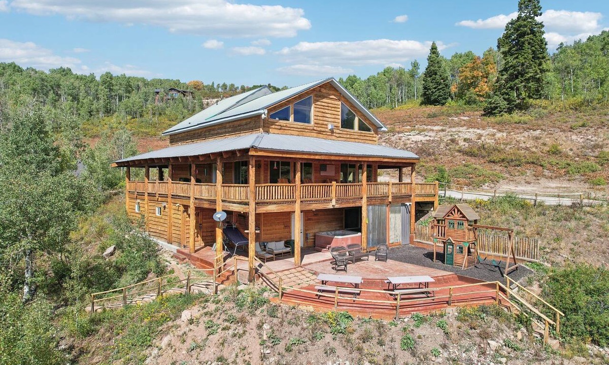 Tollgate Canyon Cabin | Sleeps 34! Grand Lodge + Bunkhouse, Hot Tub & Theater — 15 Min to Park City