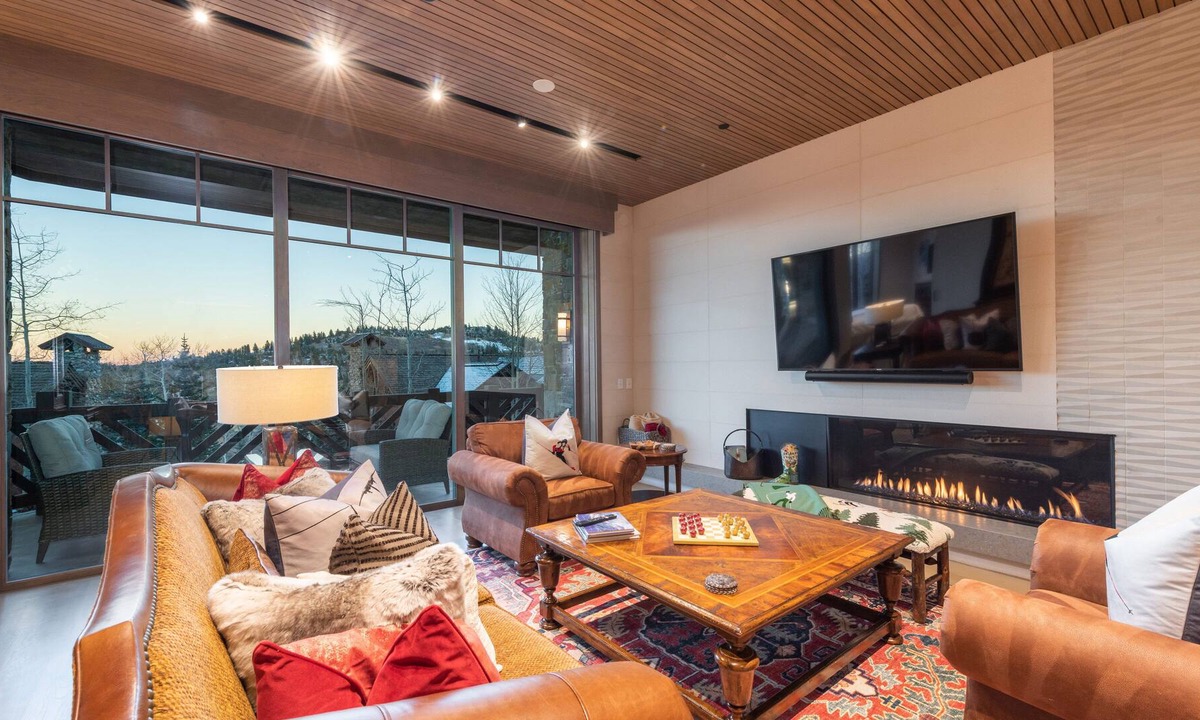 Empire Pass Condo | Slopeside, Ski In And Out, Full Tower Club Amenities With Hot Tub And Fitness Included!! - RT4