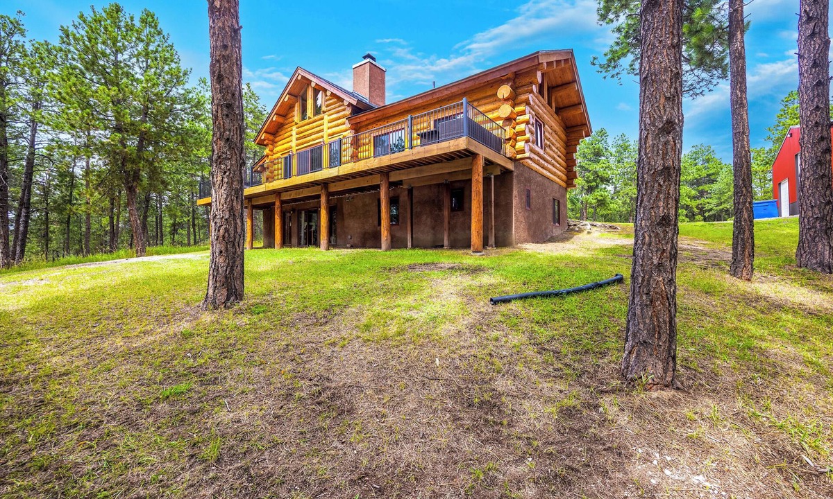 Colorado Springs House | Spacious 4-bedroom log cabin in beautiful Colorado Springs with fitness room