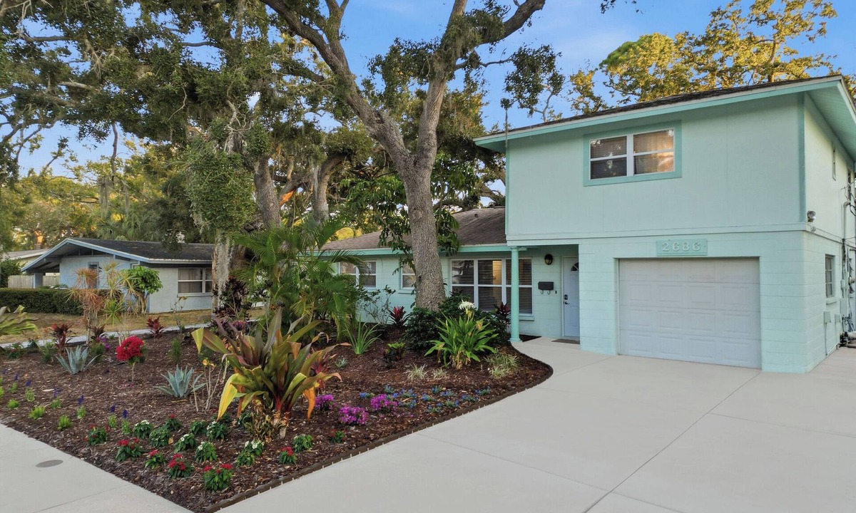 Alta Vista House | Spacious 4bdr 3bath House with Heated Pool near Downtown