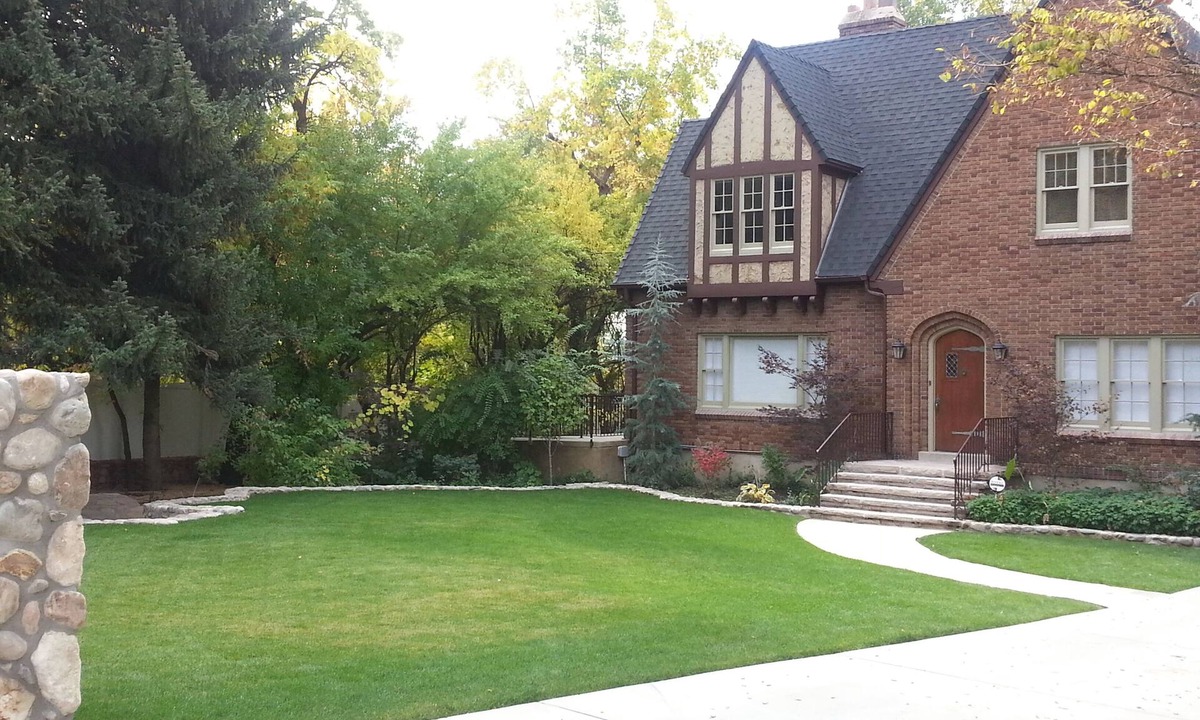 Holladay House | Spacious 5-Bedroom Holladay Retreat with Mount Olympus Views, Skiing & Dining.