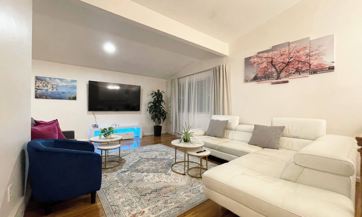 Framingham House | Spacious 5 Bedroom Retreat Free Parking Pet Friendly Greater Boston