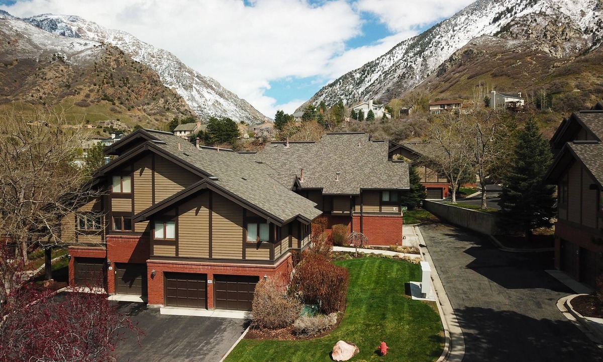 Cottonwood Heights Condo | Spacious condo with private deck, conveniently located to city and recreation