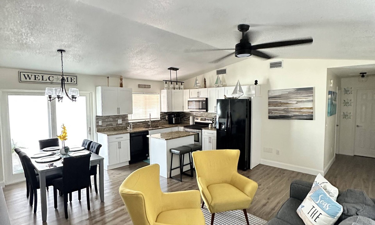 Holiday House | “Spacious Home Near Beaches & Tarpon Springs – Perfect for Families & Pets!”