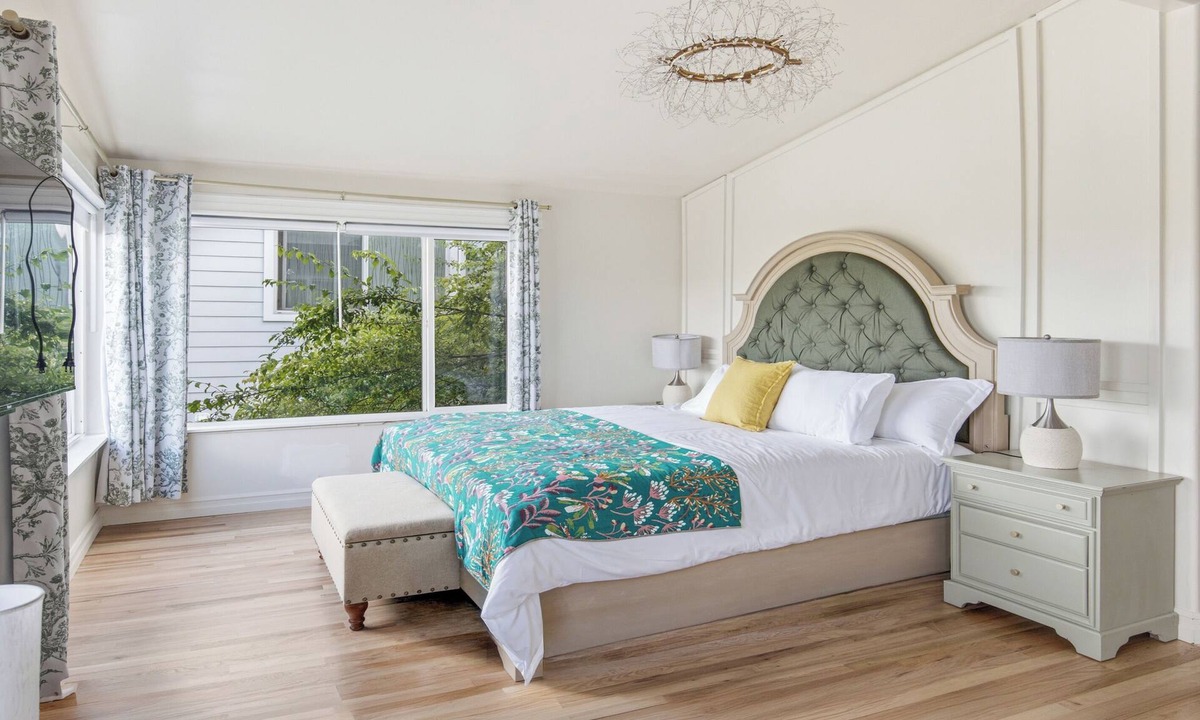 Southeast Magnolia House | Spacious Light Filled Magnolia Retreat. 3 Bed. Parking. Perfect for Families.