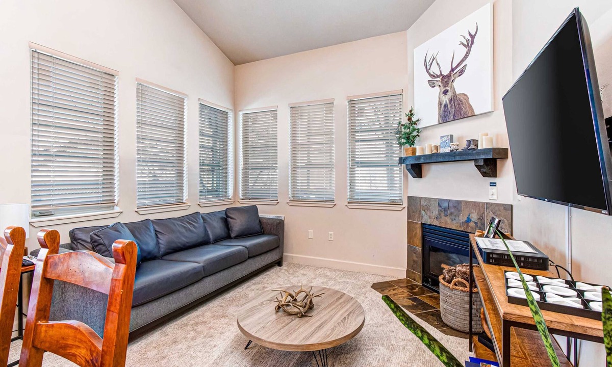 Kimball Junction Condo | Spacious mountain-view condo with fireplace, shared pool, hot tub & fitness room