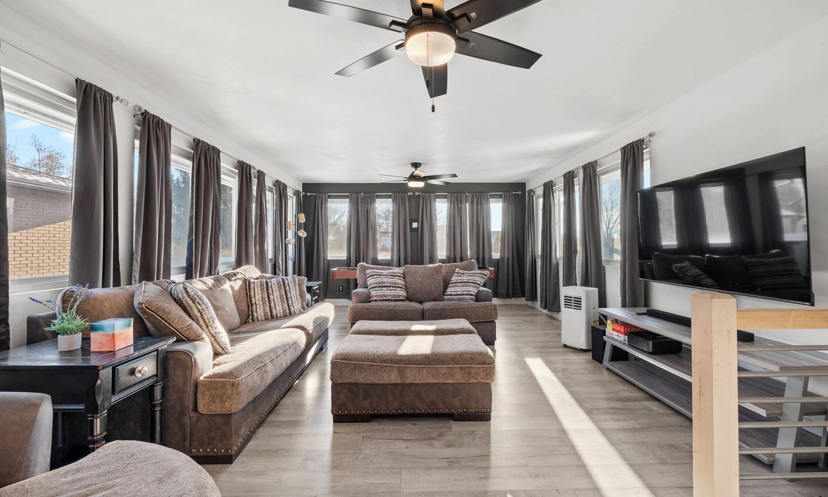 Murray House | Spacious Quiet Classic Murray Home