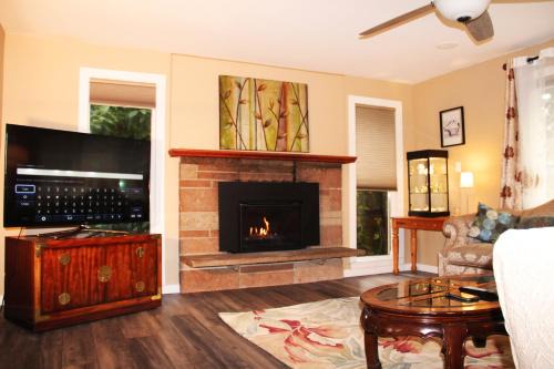 Mountlake Terrace House | Spacious retreat with 5 bedrooms full kitchen, fenced sports court, free parking