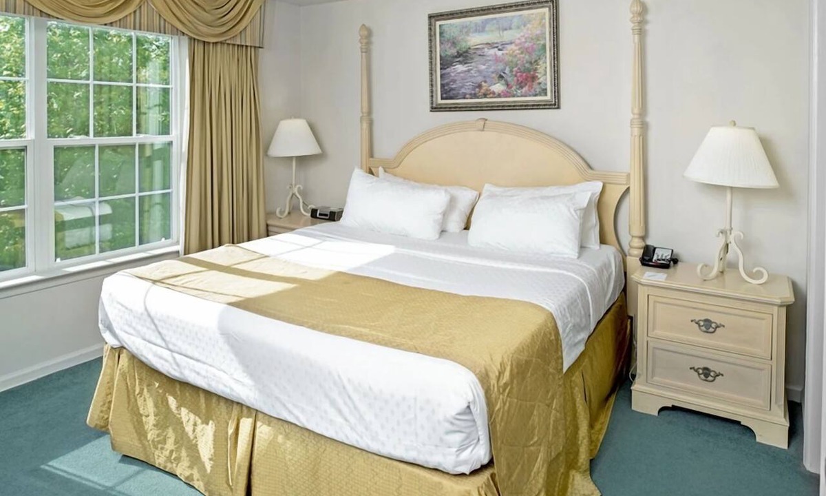 Berkeley Hotel | Spacious Retreat – 2 Units for Family Stay + Pools & Sports Facilities