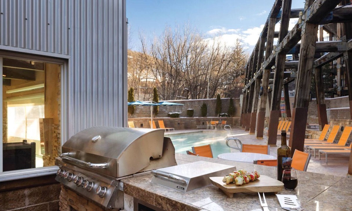 Deer Valley Hotel | Studio hotel suites ski in/ski out on Main St. in Park City. Available 3/18-3/21