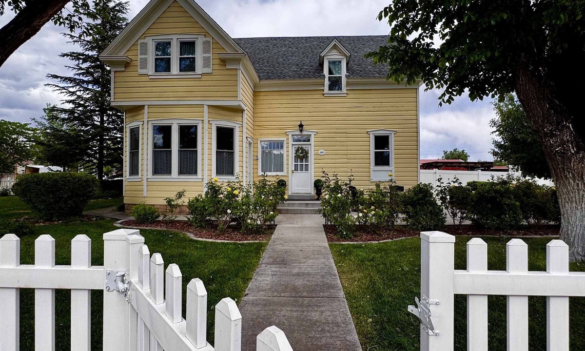 Kanab House | Stunning Historic Home in Kanab, Utah. Close proximity to Zion and Bryce Canyon. Incredible stargazing opportunities!