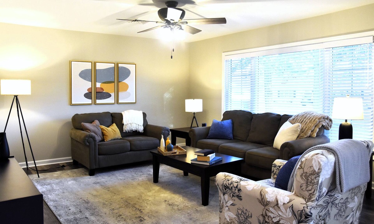 Newark House | Stylish Modern Ranch in Newark - Chef’s Kitchen, Fiber WiFi, Pet-Friendly!