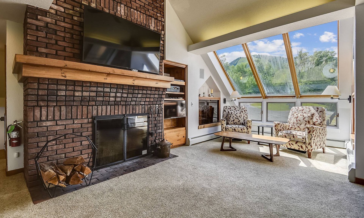Killington House | Sunrise Timberline C1 Ski to/from. Totally renovated, new kitchen and bathrooms, fabulous sports center with indoor heated pool and summer outdoor heated pool, racquet sports etc.