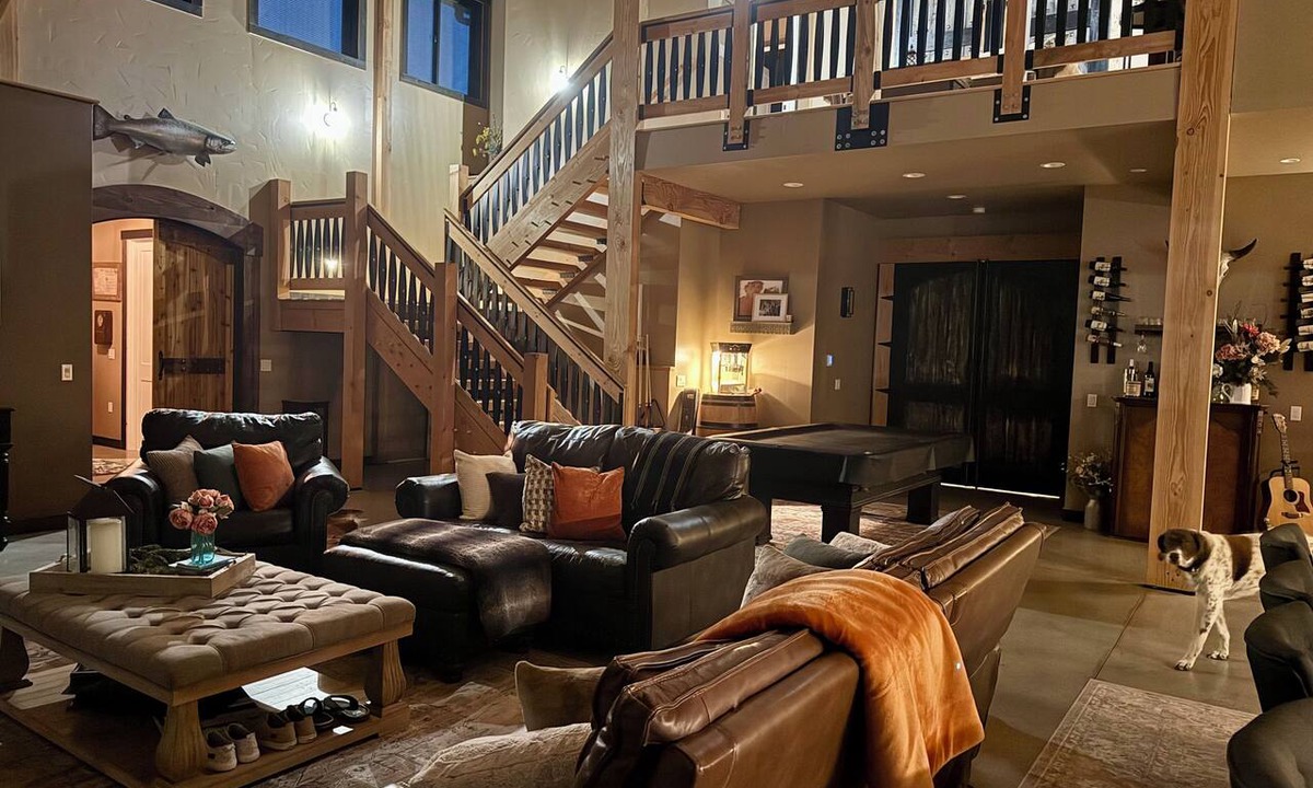 Monroe House | Superb 6-bedroom Estate in Monroe perfect for family getaways